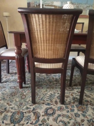 Conjunto de 6 sillas de madera respaldo de ratán.