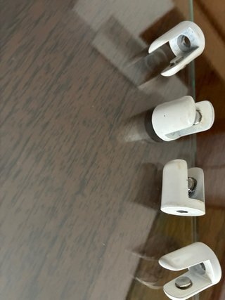 Scaffale in vetro con supporti metallici