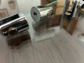 Scaffale in vetro con supporti metallici