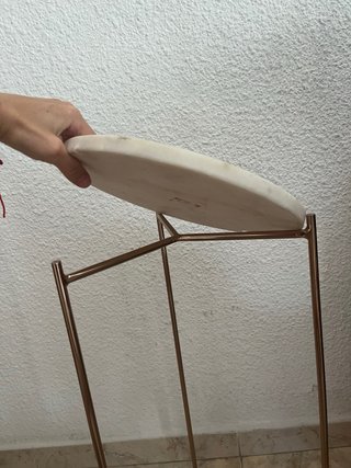 Tavolino ausiliario in marmo e metallo dorato