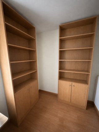 Estanterías de madera con puertas