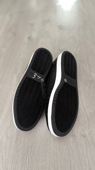 Zapatillas Guess Negras y Rojas Nuevas