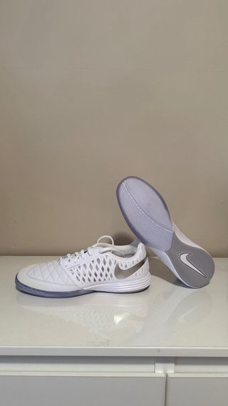 Zapatillas Futsal Nike Blancas y Plateadas