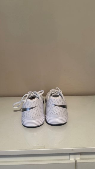 Zapatillas Futsal Nike Blancas y Plateadas