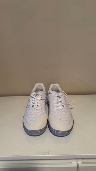Zapatillas Futsal Nike Blancas y Plateadas
