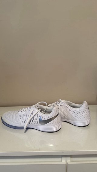 Zapatillas Futsal Nike Blancas y Plateadas