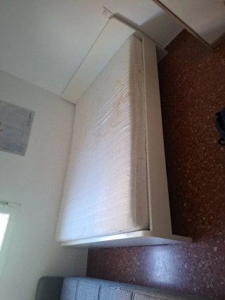 Cama de madera blanca