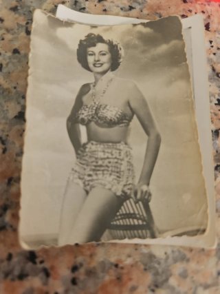 Foto antigua mujer posando en bikini