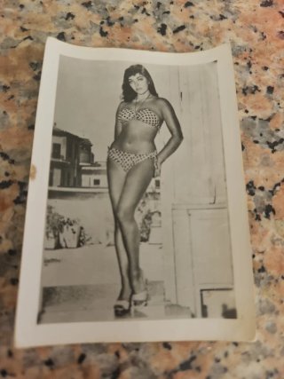 Foto antigua mujer posando en bikini