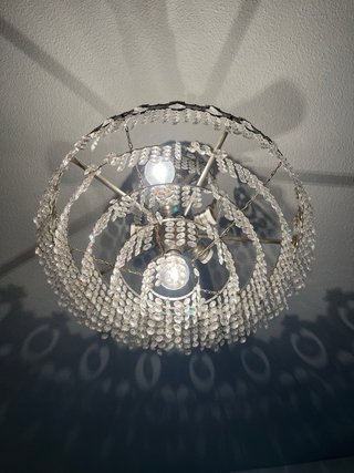 Lámpara de araña de cristal y metal