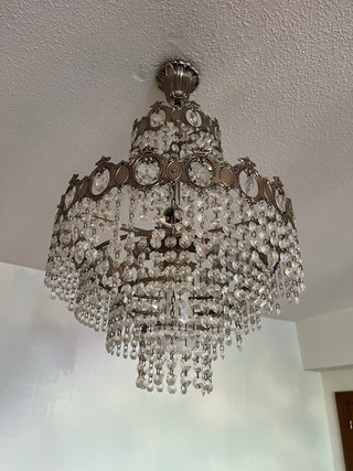 Lámpara de araña de cristal y metal
