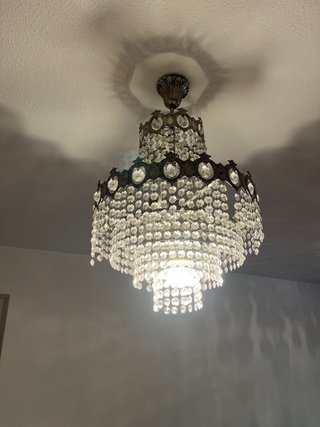 Lámpara de araña de cristal y metal