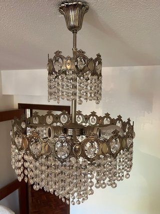 Lámpara de araña de cristal y metal
