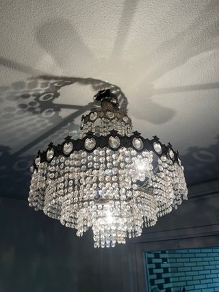 Lámpara de araña de cristal y metal