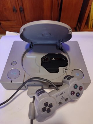 PlayStation 1 grigia con controller e cavi