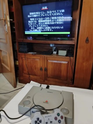 PlayStation 1 grigia con controller e cavi