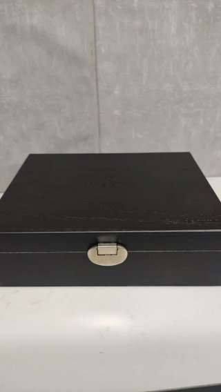 Caja de madera negra con cierre . Nueva