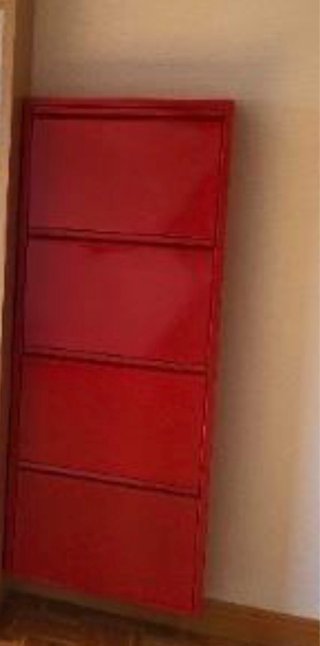 Zapatero metálico rojo
