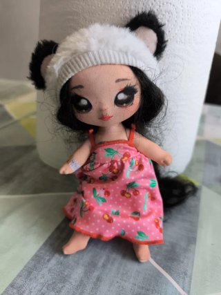 Muñeca con vestido de cerezas y gorro