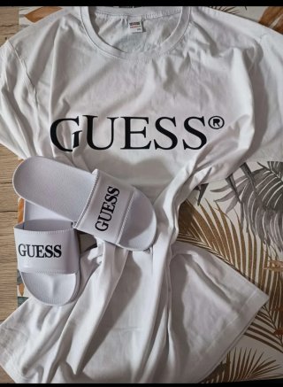 Camiseta y chanclas Guess blancas