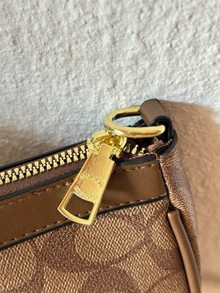 Bolso marrón Coach con cadena y correa
