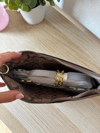 Bolso marrón Coach con cadena y correa