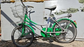 Bicicleta verde con cesta