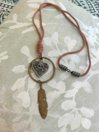 Collar largo boho corazón y pluma
