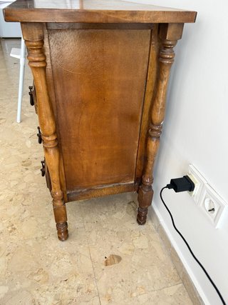 Cómoda de madera con tiradores de hierro