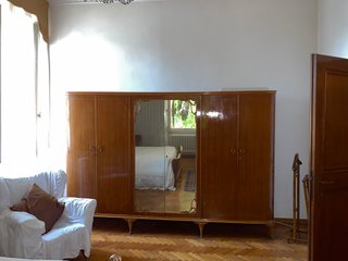 Armadio in legno con specchi