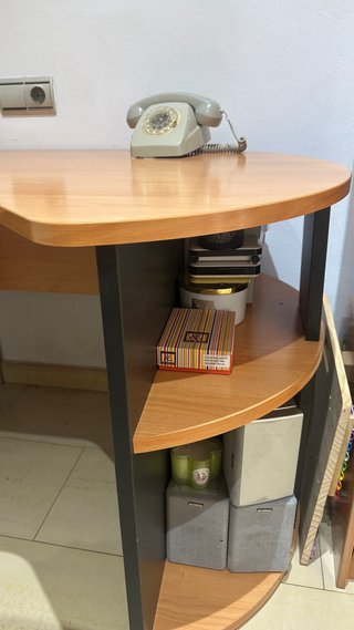 Escritorio de madera con cajones