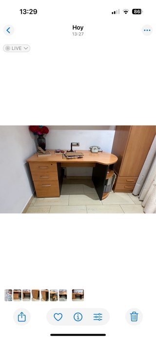 Escritorio de madera con cajones