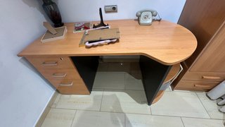 Escritorio de madera con cajones