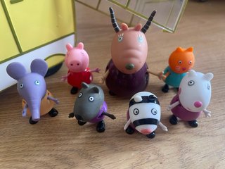 Furgoneta Peppa Pig con Familia y Amigos