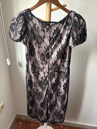Vestido corto de encaje con manga abullonada