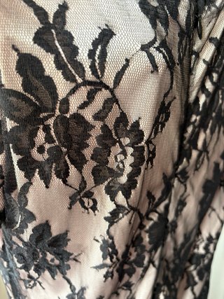 Vestido corto de encaje con manga abullonada
