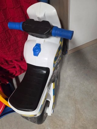 Moto infantil azul, blanca y amarilla