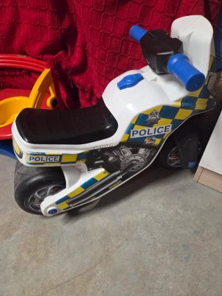 Moto infantil azul, blanca y amarilla