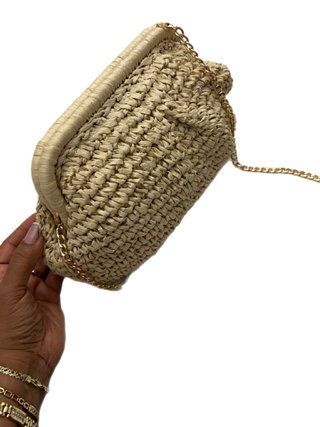 Bolso de rafia beige con cadena dorada