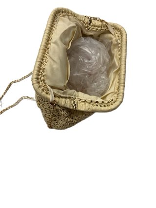Bolso de rafia beige con cadena dorada