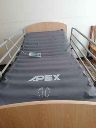 Cama articulada con colchón antiescaras