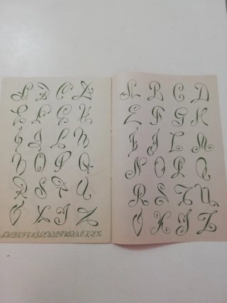 Antiguas revistas de abecedarios para labores