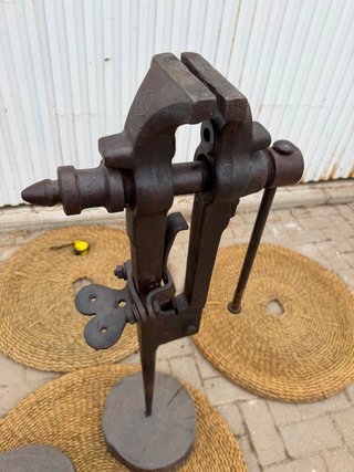 Antigua pareja de tornillos de herrero o morsas