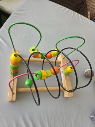 Juguete de madera con cuentas