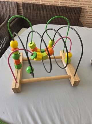 Juguete de madera con cuentas