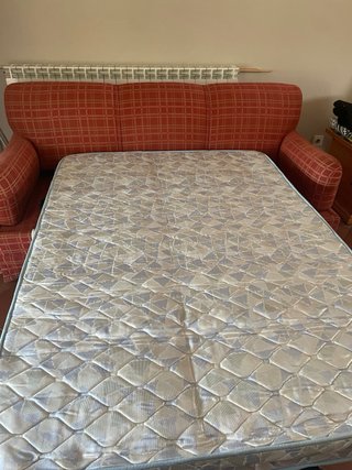 Sofá Cama Tapizado Rayas Doradas Rojo