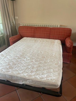 Sofá Cama Tapizado Rayas Doradas Rojo