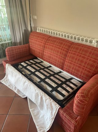 Sofá Cama Tapizado Rayas Doradas Rojo