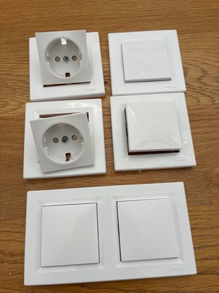 Interruptor y enchufe blanco Schneider