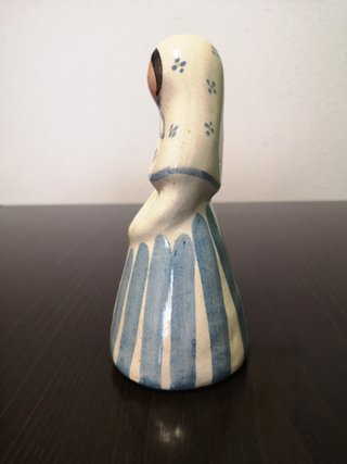 Figura cerámica mujer menorquina esmaltada